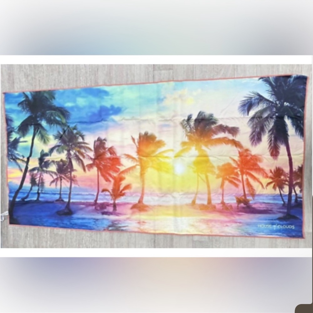 NWT House of Clouds Microfiber Quick Sand Free Palm Ocean’s Blue Compact Towel